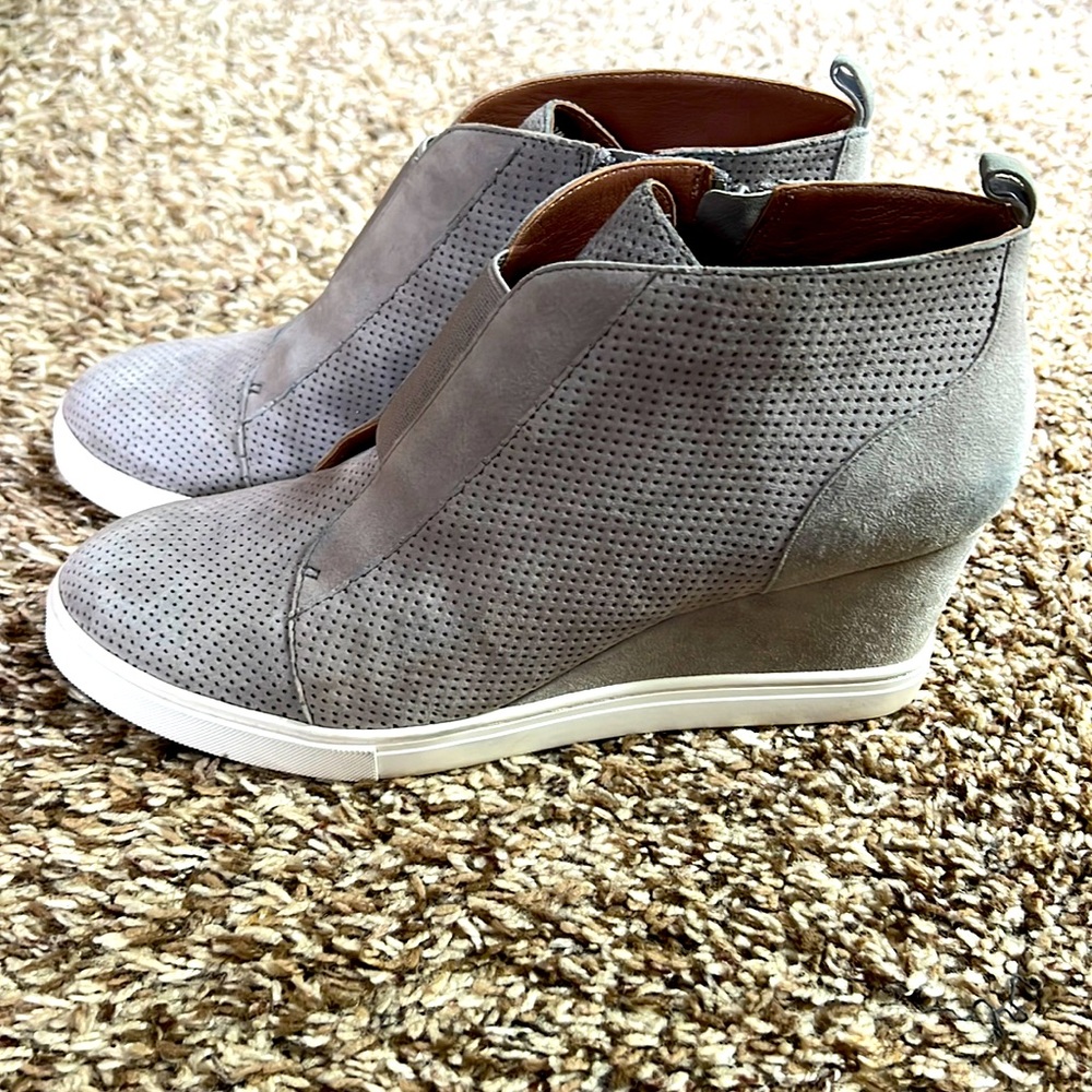 Barely worn tennis show wedge,  gray suede